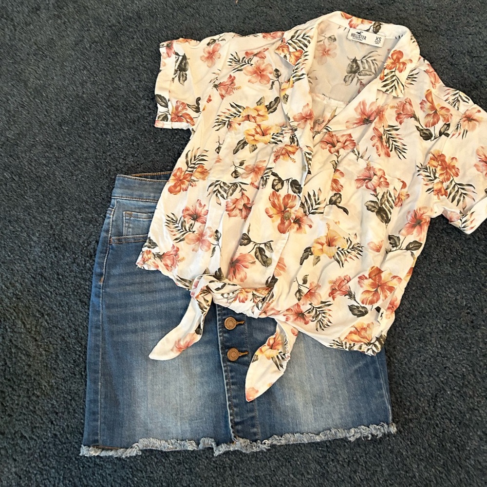 EUC Hollister button up front tie shirt